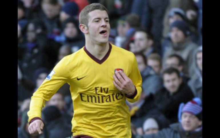 Jack Wilshere celebró el cuarto gol en contra del Aston Villa. AFP  /