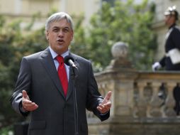 El Presidente de Chile Sebastián Piñera habla con los medios de comunicación en el palacio presidencial en Bogotá. AP  /