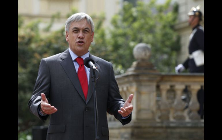 El Presidente de Chile Sebastián Piñera habla con los medios de comunicación en el palacio presidencial en Bogotá. AP  /