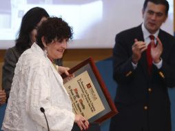 Margo Glantz es felicitada por el secretario de Educación, Alonso Lujambio, tras recibir el Premio FIL. EFE  /