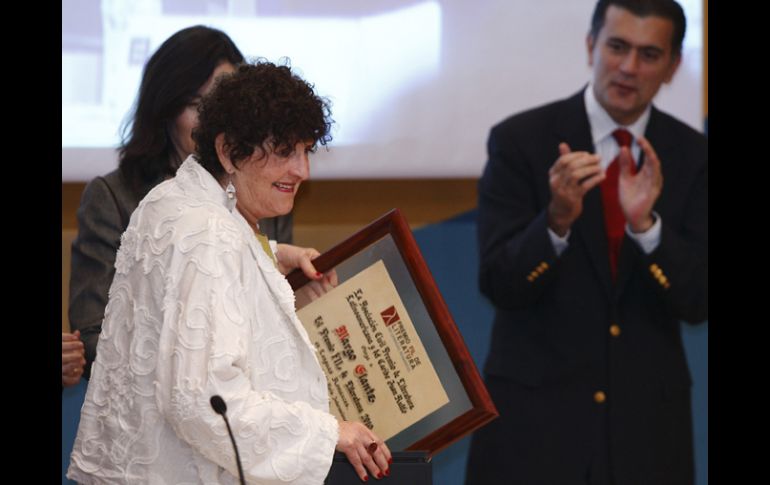 Margo Glantz es felicitada por el secretario de Educación, Alonso Lujambio, tras recibir el Premio FIL. EFE  /