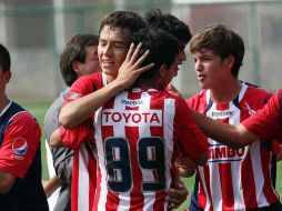 Los jugadores del Guadalajara se congratulan luego de conseguir el pase a la final. MEXSPORT  /