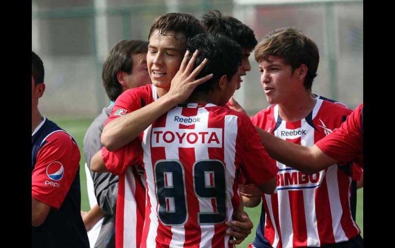 Los jugadores del Guadalajara se congratulan luego de conseguir el pase a la final. MEXSPORT  /