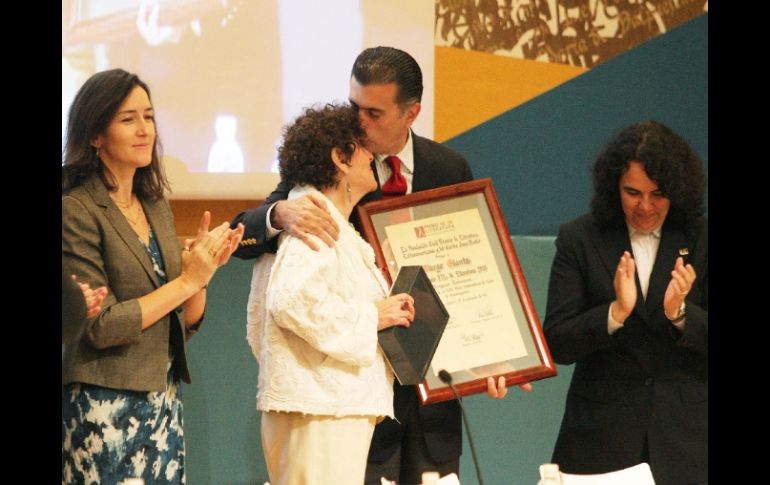 El secretario de Educación Alfonso Lujambio entregó el premio a Margo Glantz. A CAMACHO  /