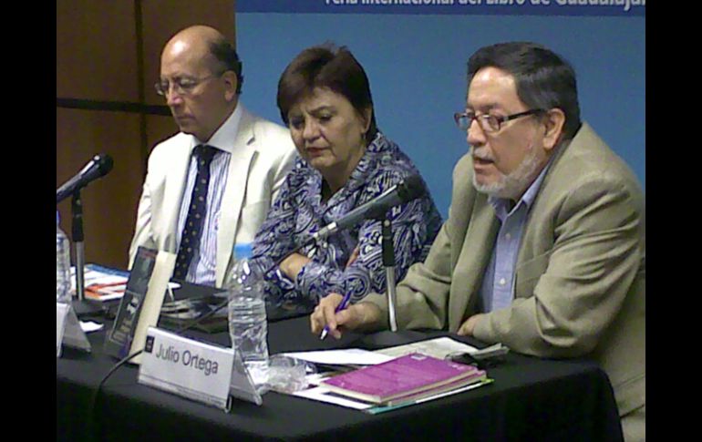 Julio Ortega y el escritor Vicente Quirarte en una conferencia dentro del marco de la FIL. S. GONZÁLEZ  /