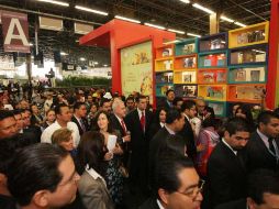 Raúl Padilla (al centro con micrófono) en el evento inaugural de la FIL. A. CAMACHO  /