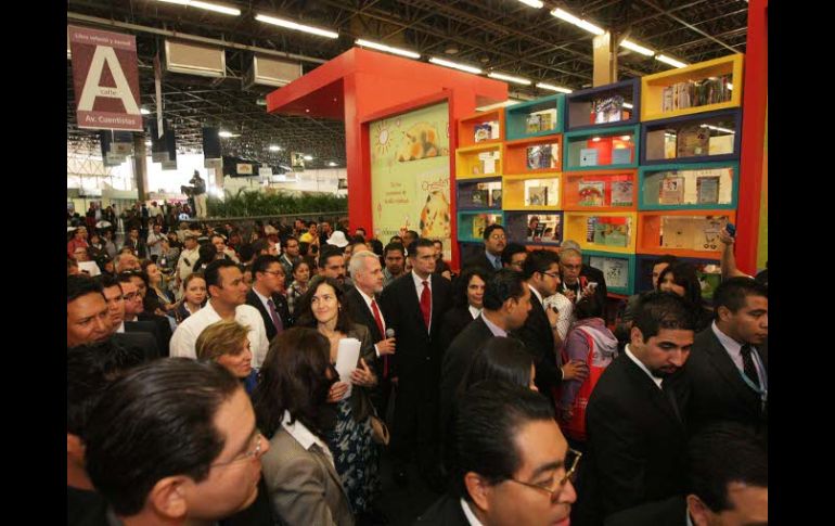 Raúl Padilla (al centro con micrófono) en el evento inaugural de la FIL. A. CAMACHO  /