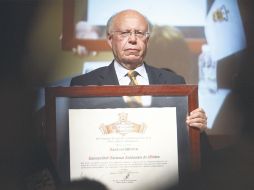 El reconocimiento a la UNAM fue entregado a José Narro Robles por el rector de la UdeG, Marco Antonio Cortés Guardado. J. MÉNDEZ  /