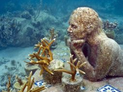 Fotografía en la que se observa una de las esculturas del Museo Subacuático de Cancún (MUSA). EFE  /