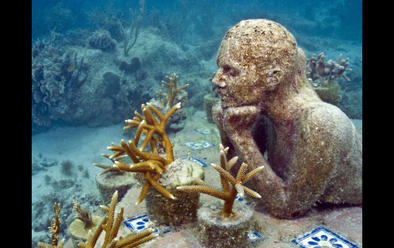 Fotografía en la que se observa una de las esculturas del Museo Subacuático de Cancún (MUSA). EFE  /