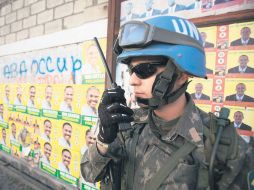 Un casco azul vigila un colegio electoral entre los llamamientos a la calma y el temor por incidentes presentados. EFE  /