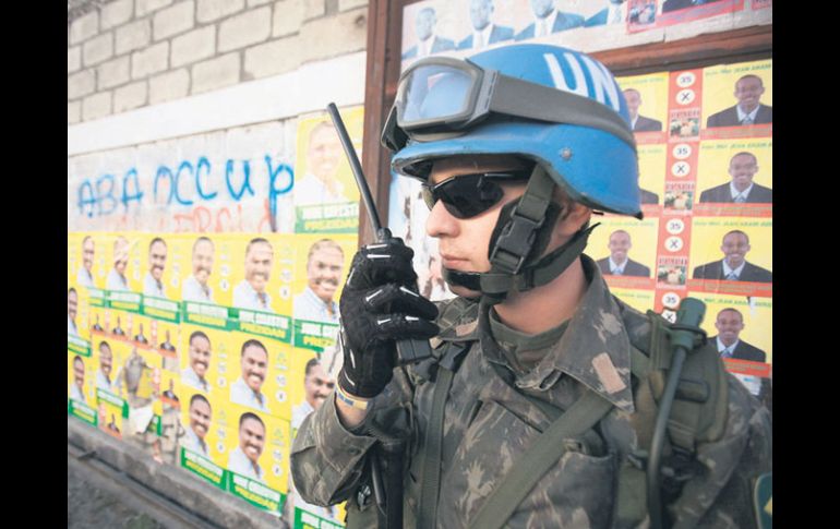 Un casco azul vigila un colegio electoral entre los llamamientos a la calma y el temor por incidentes presentados. EFE  /