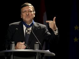 El presidente de la comisión europea, José Manuel Durão Barroso, ofrece unas palabras tras recibir la medalla del mérito europeo. EFE  /