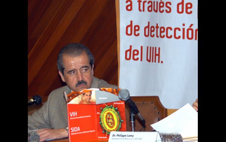 José Ángel Córdova, secretario de salud en conferencia de prensa, en víspera del Día Internacional de lucha contra el Sida. NOTIMEX  /