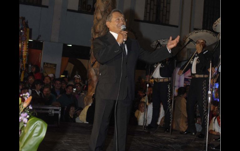 Manzanero fue una de las grandes personalidades que participó en el homenajes del maestro Jiménez, en la Plaza Garibaldi. NTX  /