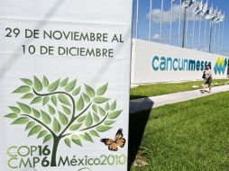 Una mujer camina frente al centro de convenciones Cancunmesse en Cancún, Quintana Roo. AFP  /