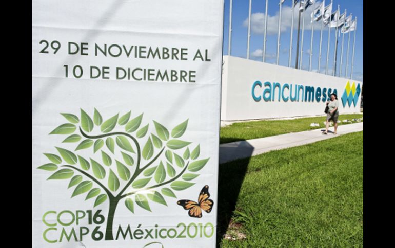 Una mujer camina frente al centro de convenciones Cancunmesse en Cancún, Quintana Roo. AFP  /