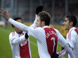 Miralem Sulejmani f festeja con sus compañeros el que anotó con el cual el Ajax seela la victoria. AFP  /