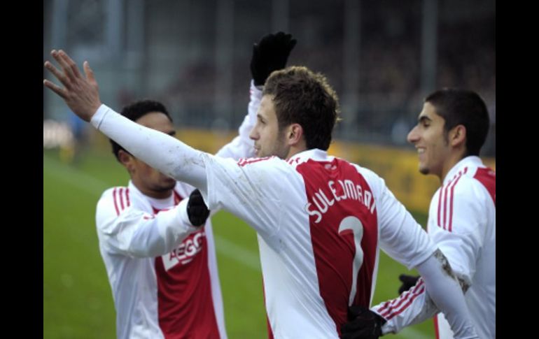 Miralem Sulejmani f festeja con sus compañeros el que anotó con el cual el Ajax seela la victoria. AFP  /