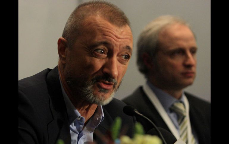 Arturo Pérez Reverte se defiende afirmando que ha venido a platicar sobre todo de su nueva publicación. A. HINOJOSA  /