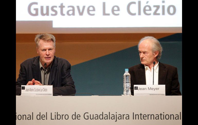 El escritor francés Jean-Marie Gustave Le Clézio y el historiador Jean Meyer, durante la conferencia magistral en la FIL. A. CAMACHO  /