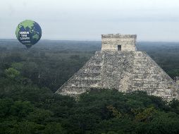 La organización Greenpeace se manifestó hoy también en contra del cambio climático en Chichén Itzá, previo al arranque de la cumbre. AP  /