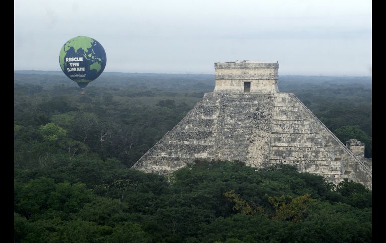 La organización Greenpeace se manifestó hoy también en contra del cambio climático en Chichén Itzá, previo al arranque de la cumbre. AP  /