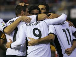 Los jugadores festejaron el gol que anotó Soldado al conjunto de Almería. REUTERS  /