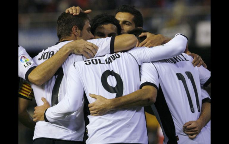 Los jugadores festejaron el gol que anotó Soldado al conjunto de Almería. REUTERS  /