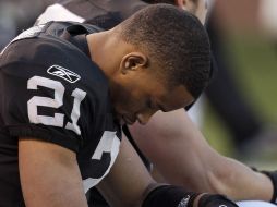 El esquinero de Raiders, Nnamdi Asomugha, lamenta la derrota de su equipo. AP  /