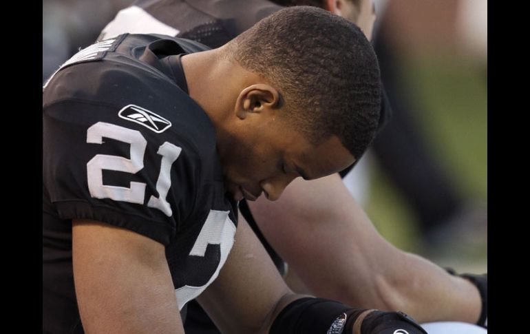 El esquinero de Raiders, Nnamdi Asomugha, lamenta la derrota de su equipo. AP  /