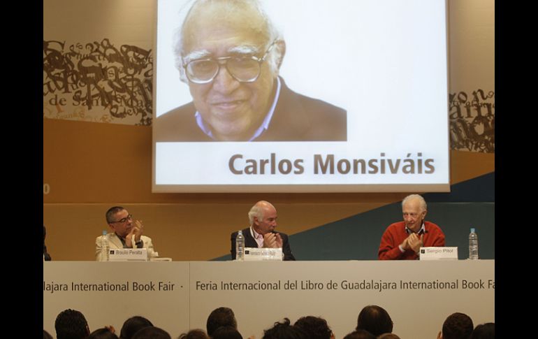 Amigos del escritor esta tarde rindieron homenaje al escritor Carlos Monsiváis. S.NÚÑEZ  /