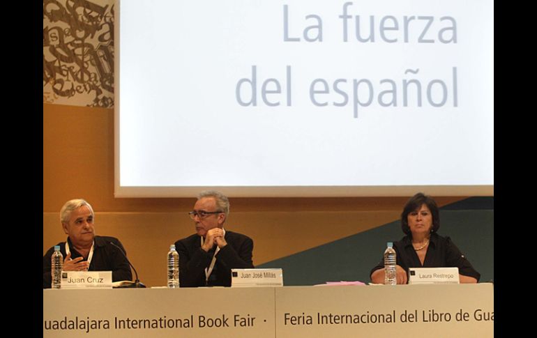 Juan José Millás, Laura Restrepo y Jorge Volpi compartieron la conferencia “La fuerza del español”, en la FIL. S. NÚÑEZ  /