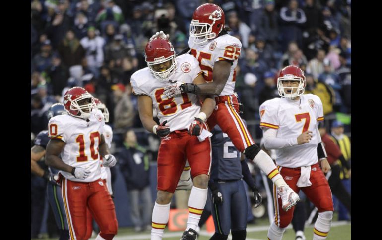 Los jugadores de Jefes celebran el triunfo ante los Halcones Marinos. AP  /