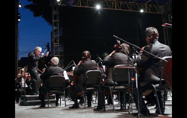 Una ovación de pie y una porra clásica de la UNAM lanzada al aire, terminaron con un recital que quedará para el recuerdo. E. PACHECO  /