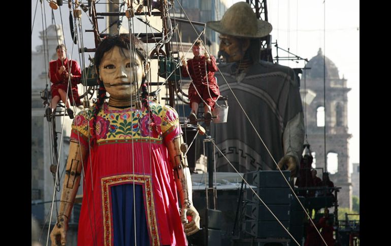 La pequeña Gigante y su tío el Campesino realizaron ayer el último recorrido por las calles del Centro tapatío. A. GARCÍA  /