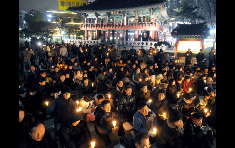 Manifestaciones se reúnen con velas para expresar su oposición al ejercicio militar conjunto entre Corea del Sur y Estados Unidos. AFP  /