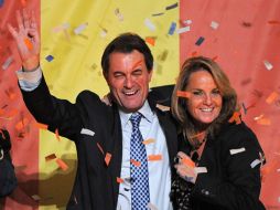 El presidente del partido catalán, Artur Mas, celebra con su esposa Helena Rakosnik el triunfo de las elecciones regionales. EFE  /