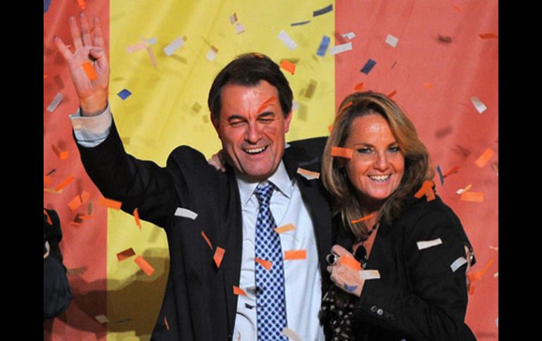 El presidente del partido catalán, Artur Mas, celebra con su esposa Helena Rakosnik el triunfo de las elecciones regionales. EFE  /