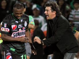 El técnico de Santos, Rubén Omar Romano dando instrucciones a Chistian Benítez. AFP  /