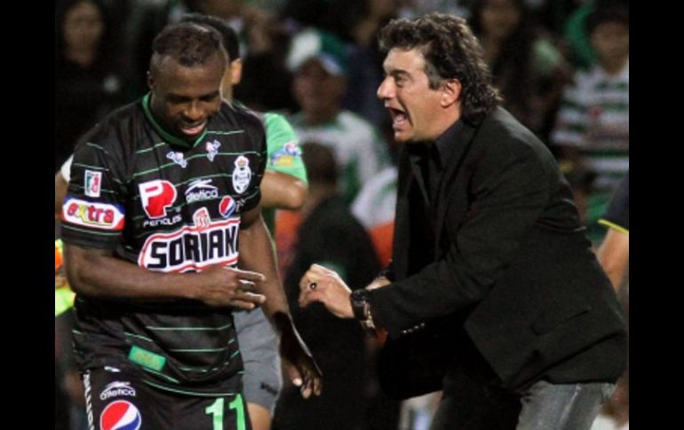 El técnico de Santos, Rubén Omar Romano dando instrucciones a Chistian Benítez. AFP  /