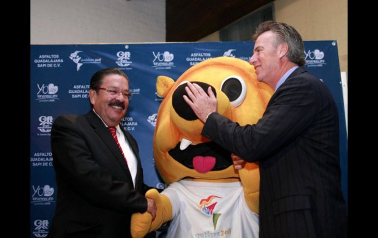 Jorge García Ascencio (der) , director general de Asfaltos Guadalajara y Carlos Andrade Garín, director general del Copag. E. PACHECO  /