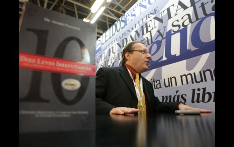 Panasiuk, reconocido conferencista internacional, viene a la FIL para presentar su neuvo libro. A. CAMACHO  /