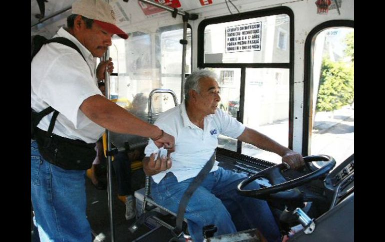 Dos mil 200 camiones del servicio subrogado, a partir de esta semana dejarán de pagar a sus choferes por porcentaje. ARCHIVO  /