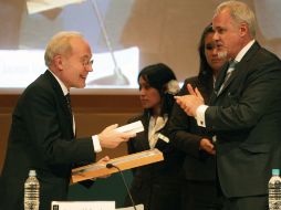 Raúl Padilla López, presidente del encuentro librero le hizo entrega de la medalla conmemorativa del acto. A. CAMACHO  /