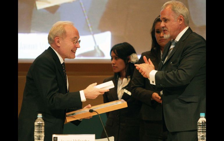 Raúl Padilla López, presidente del encuentro librero le hizo entrega de la medalla conmemorativa del acto. A. CAMACHO  /