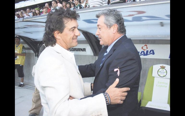 Rubén Omar Romano y Víctor Manuel Vucetich se saludan durante un juego anterior. MEXSPORT  /