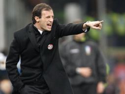 Massimiliano Allegri dando instrucciones a sus jugadores en el encuentro ante Sampdoria. AP  /