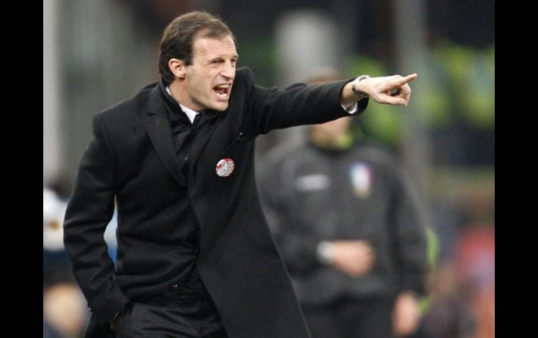 Massimiliano Allegri dando instrucciones a sus jugadores en el encuentro ante Sampdoria. AP  /