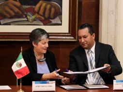 Janet Napolitano y Blake Mora durante la firma de acuerdos bilaterales de inmigración. REUTERS  /